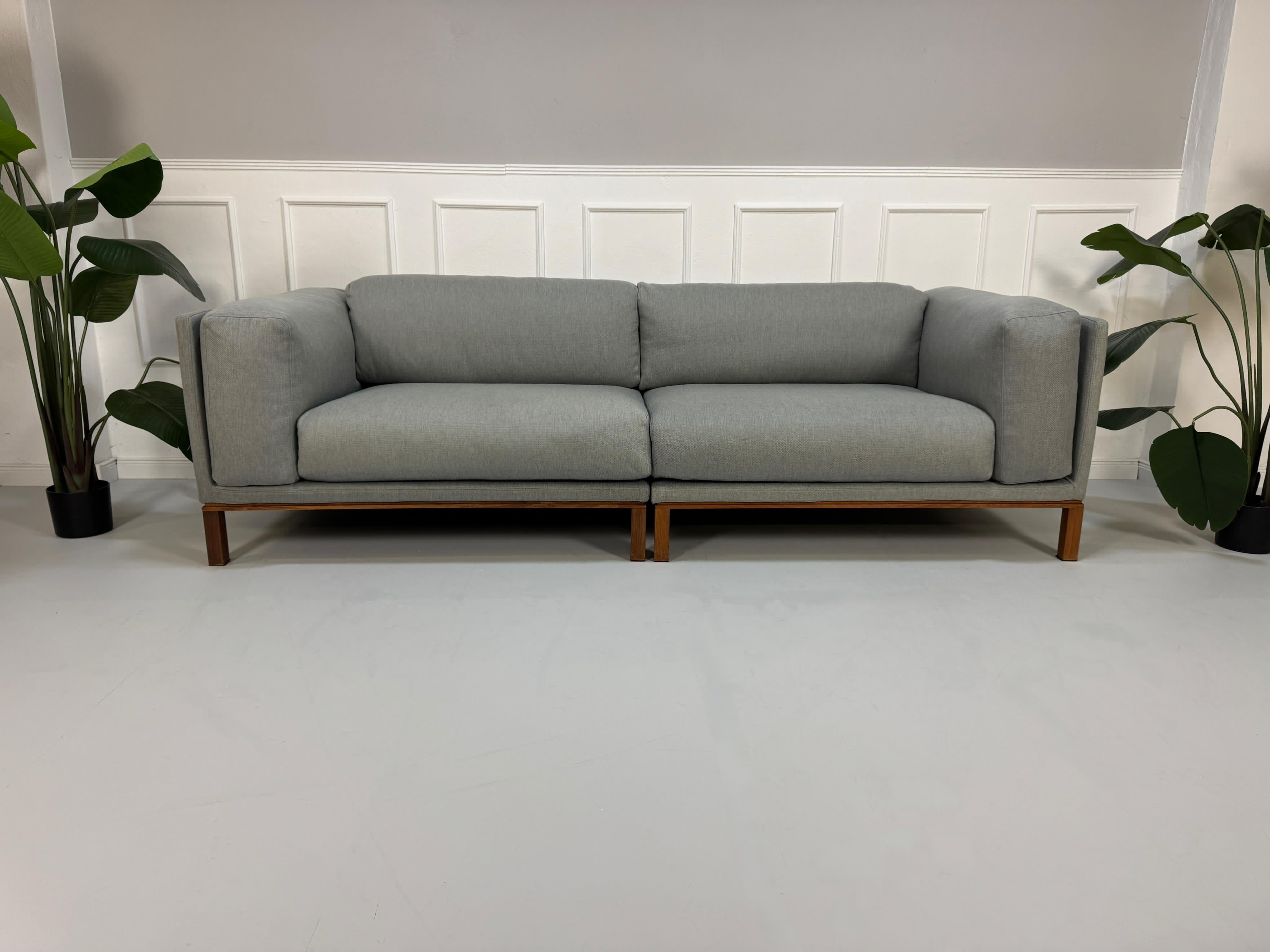 Gebrauchtes Bolia Designer Sofa vor einer Wand, stilvoll und modern eingerichtet.