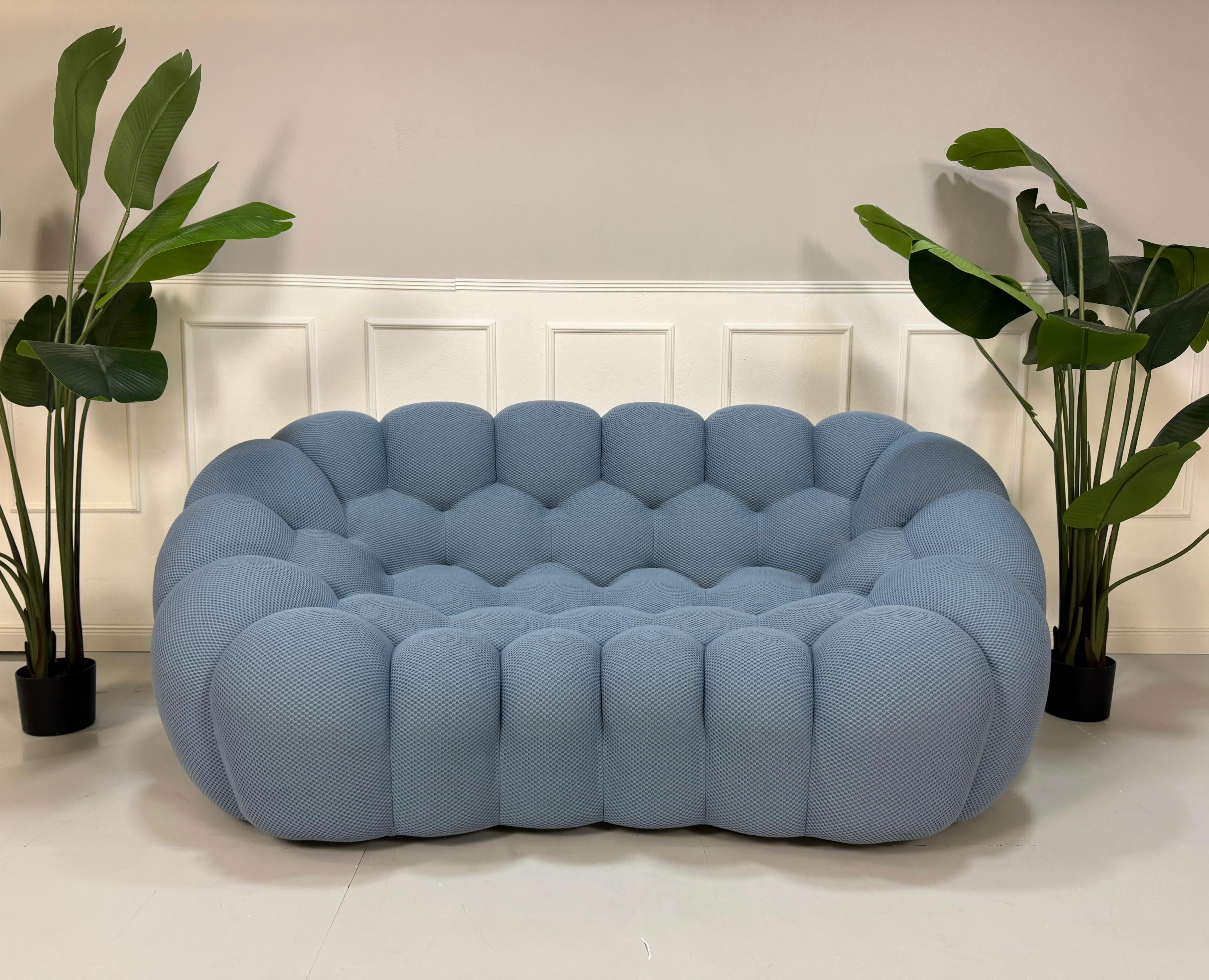 Gebrauchtes Roche Bobois Designer Sofa vor einer Wand, stilvoll und modern eingerichtet.