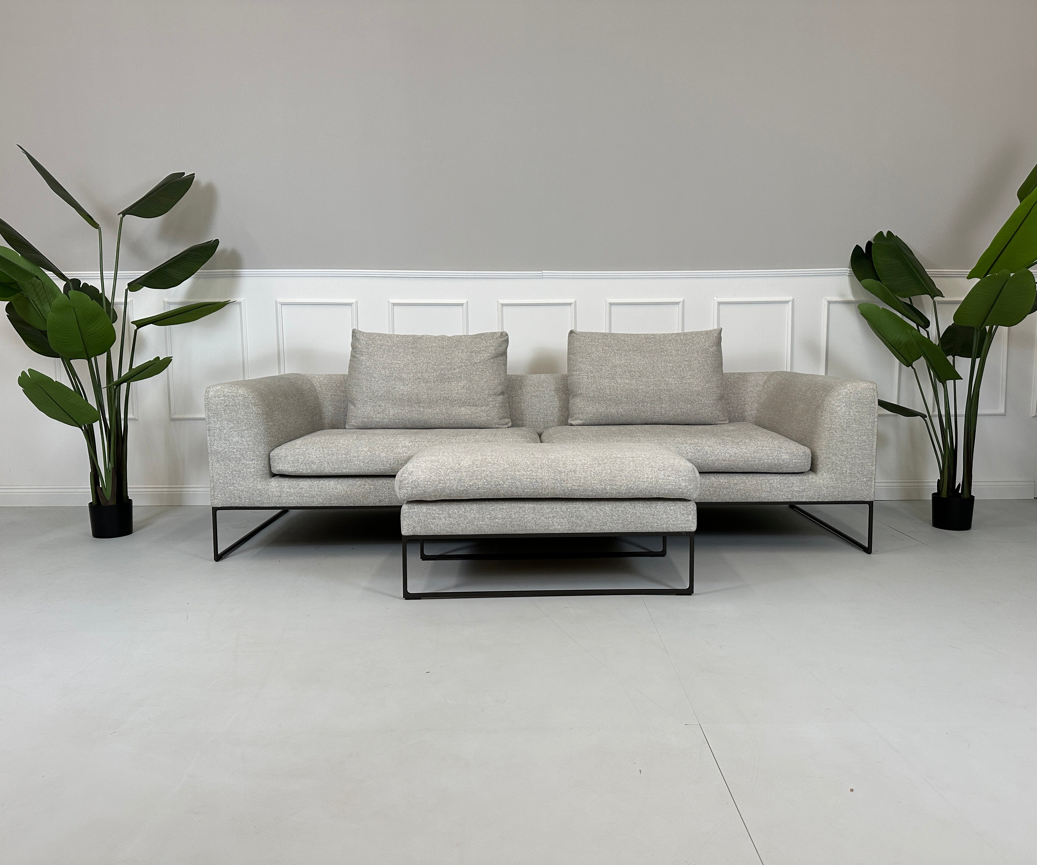 Gebrauchtes COR Designer Sofa vor einer Wand, stilvoll und modern eingerichtet.