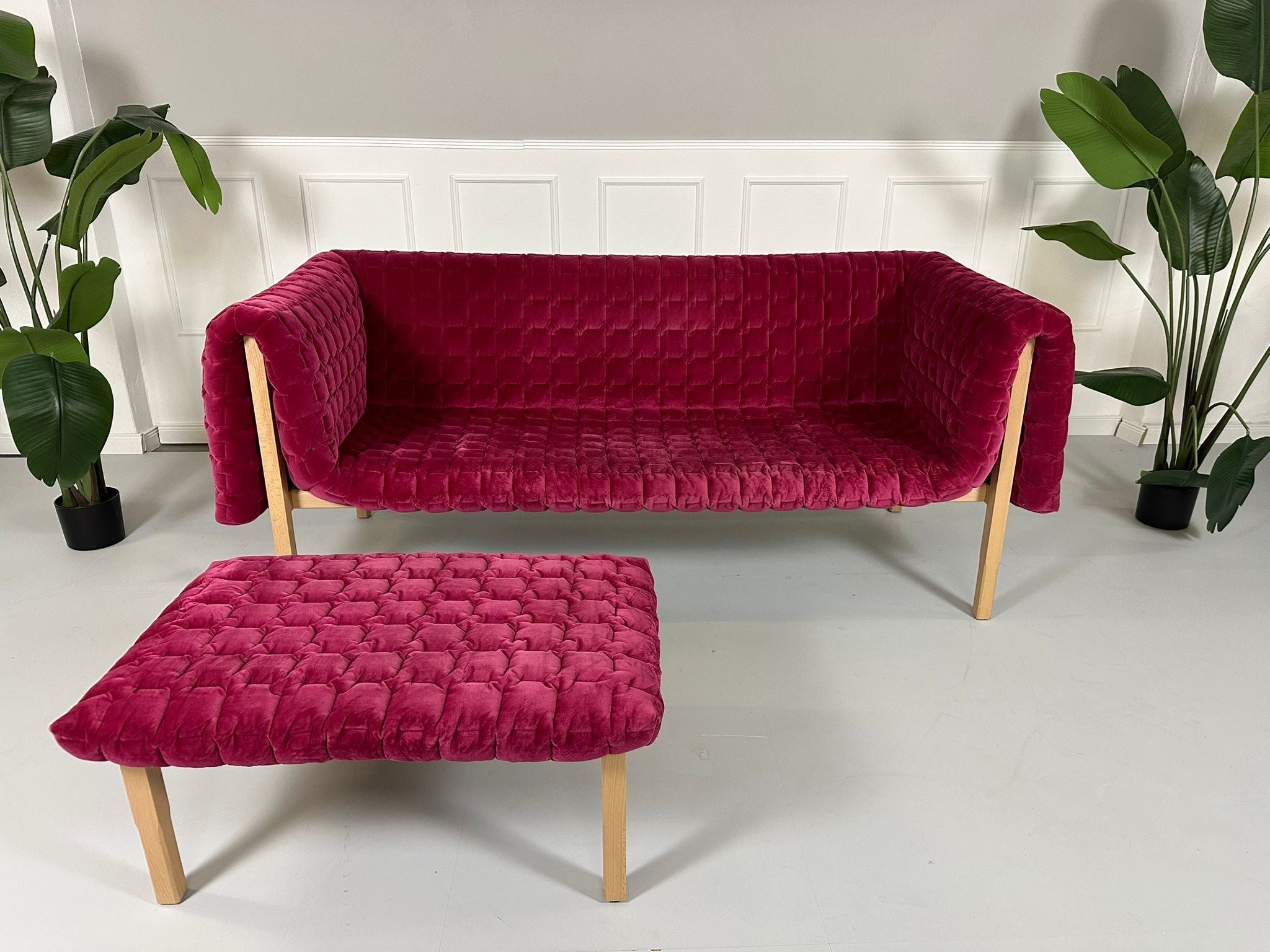 Gebrauchtes Ligne Roset Designer Sofa vor einer Wand, stilvoll und modern eingerichtet.