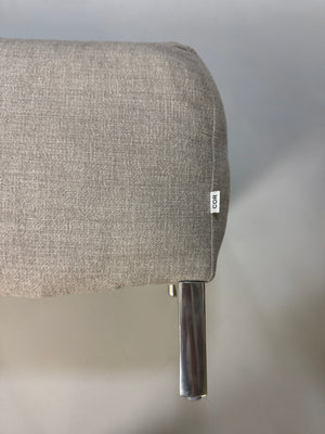 Gebrauchtes graues Stoffsofa mit einem Hocker von COR Modell Avalanche vor einer modernen Wand.