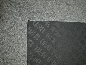 Gebrauchtes graues Stoffsofa  B&B Italia Modell Charles vor einer modernen Wand