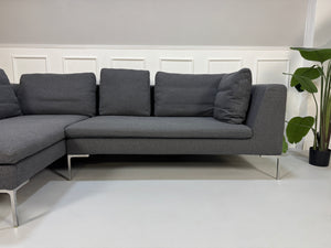 Gebrauchtes graues Stoffsofa  B&B Italia Modell Charles vor einer modernen Wand