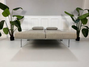 Gebrauchtes graues Brühl Roro Soft Designer Stoff Sofa vor einer Wand, stilvoll und modern eingerichtet.