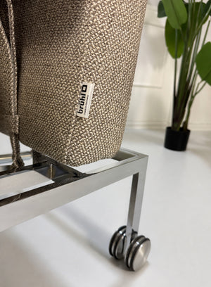 Gebrauchtes graues Brühl Roro Soft Designer Stoff Sofa vor einer Wand, stilvoll und modern eingerichtet.