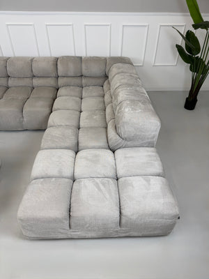 Refurbished graues B&B Italia Tufty Time Designer Stoff Sofa vor einer Wand, stilvoll und modern eingerichtet.