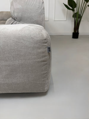 Refurbished graues B&B Italia Tufty Time Designer Stoff Sofa vor einer Wand, stilvoll und modern eingerichtet.