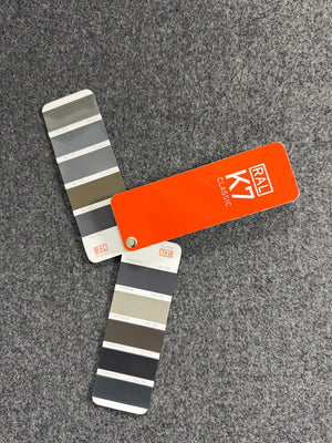 Graues Brühl Moule Ausstellungsstück Designer Stoff Sofa vor einer Wand, stilvoll und modern eingerichtet.