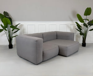 Gebrauchtes HAY Mags Soft Designer Stoff Sofa in der Farbe Grau vor einer Wand, stilvoll und modern eingerichtet.