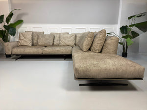Gebrauchtes Flexform Soft Dream Designer Stoff Sofa in der Farbe Beige vor einer Wand, stilvoll und modern eingerichtet.