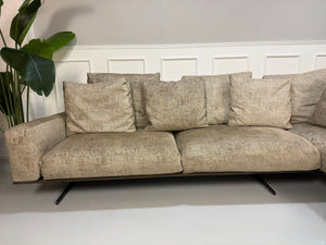 Gebrauchtes Flexform Soft Dream Designer Stoff Sofa in der Farbe Beige vor einer Wand, stilvoll und modern eingerichtet.