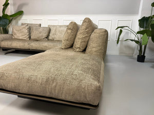 Gebrauchtes Flexform Soft Dream Designer Stoff Sofa in der Farbe Beige vor einer Wand, stilvoll und modern eingerichtet.