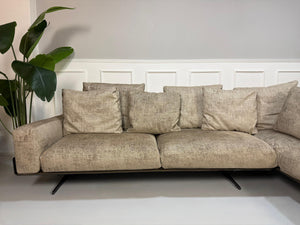 Gebrauchtes Flexform Soft Dream Designer Stoff Sofa in der Farbe Beige vor einer Wand, stilvoll und modern eingerichtet.