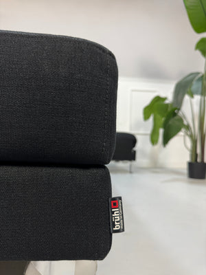 Gebrauchtes Brühl Four Two Designer Stoff Sofa in der Farbe Schwarz vor einer Wand, stilvoll und modern eingerichtet.