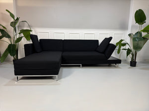 Gebrauchtes Brühl Four Two Designer Stoff Sofa in der Farbe Schwarz vor einer Wand, stilvoll und modern eingerichtet.