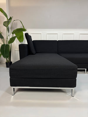 Gebrauchtes Brühl Four Two Designer Stoff Sofa in der Farbe Schwarz vor einer Wand, stilvoll und modern eingerichtet.