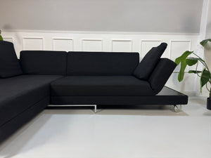 Gebrauchtes Brühl Four Two Designer Stoff Sofa in der Farbe Schwarz vor einer Wand, stilvoll und modern eingerichtet.