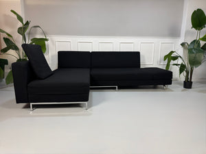 Gebrauchtes Brühl Four Two Designer Stoff Sofa in der Farbe Schwarz vor einer Wand, stilvoll und modern eingerichtet.
