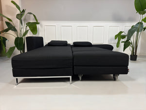 Gebrauchtes Brühl Four Two Designer Stoff Sofa in der Farbe Schwarz vor einer Wand, stilvoll und modern eingerichtet.