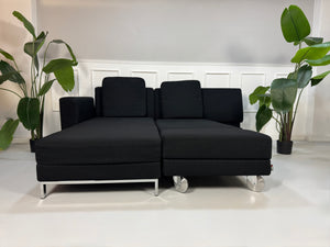 Gebrauchtes Brühl Four Two Designer Stoff Sofa in der Farbe Schwarz vor einer Wand, stilvoll und modern eingerichtet.