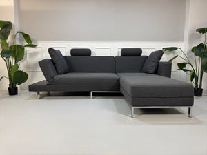 Gebrauchtes Brühl FourTwo Designer Stoff Sofa in der Farbe Grau vor einer Wand, stilvoll und modern eingerichtet.