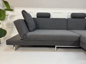 Gebrauchtes Brühl FourTwo Designer Stoff Sofa in der Farbe Grau vor einer Wand, stilvoll und modern eingerichtet.