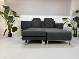 Gebrauchtes Brühl FourTwo Designer Stoff Sofa in der Farbe Grau vor einer Wand, stilvoll und modern eingerichtet.