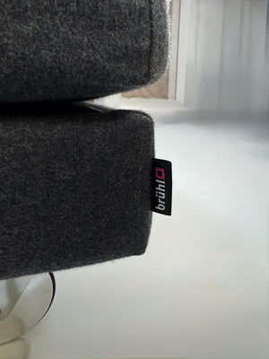 Gebrauchtes Brühl FourTwo Designer Stoff Sofa in der Farbe Grau vor einer Wand, stilvoll und modern eingerichtet.