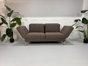 Gebrauchtes Brühl Moule Designer Stoff Sofa in der Farbe Braun vor einer Wand, stilvoll und modern eingerichtet.