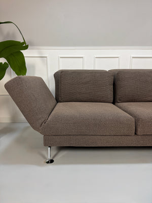 Gebrauchtes Brühl Moule Designer Stoff Sofa in der Farbe Braun vor einer Wand, stilvoll und modern eingerichtet.