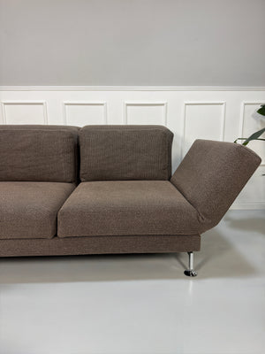 Gebrauchtes Brühl Moule Designer Stoff Sofa in der Farbe Braun vor einer Wand, stilvoll und modern eingerichtet.