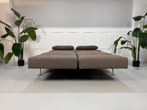 Gebrauchtes Brühl Moule Designer Stoff Sofa in der Farbe Braun vor einer Wand, stilvoll und modern eingerichtet.