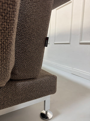 Gebrauchtes Brühl Moule Designer Stoff Sofa in der Farbe Braun vor einer Wand, stilvoll und modern eingerichtet.