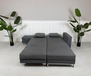Gebrauchtes Brühl Four Two Designer Stoff Sofa in der Farbe Grau vor einer Wand, stilvoll und modern eingerichtet.
