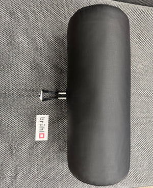 Gebrauchtes Brühl Four Two Designer Stoff Sofa in der Farbe Grau vor einer Wand, stilvoll und modern eingerichtet.