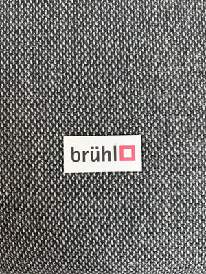 Gebrauchtes Brühl Four Two Designer Stoff Sofa in der Farbe Grau vor einer Wand, stilvoll und modern eingerichtet.