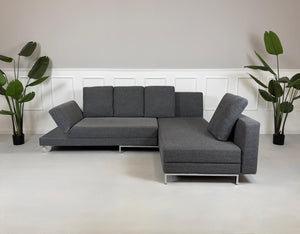 Gebrauchtes Brühl Four Two Designer Stoff Sofa in der Farbe Grau vor einer Wand, stilvoll und modern eingerichtet.