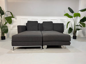 Gebrauchtes Brühl FourTwo Designer Stoff Sofa in der Farbe Grau vor einer Wand, stilvoll und modern eingerichtet.