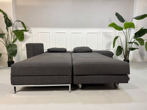 Gebrauchtes Brühl FourTwo Designer Stoff Sofa in der Farbe Grau vor einer Wand, stilvoll und modern eingerichtet.