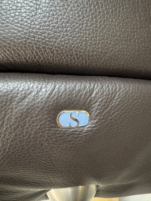 Gebrauchtes De Sede DS102 Designer Leder Sofa in der Farbe Braun vor einer Wand, stilvoll und modern eingerichtet.