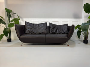 Gebrauchtes De Sede DS102 Designer Leder Sofa in der Farbe Braun vor einer Wand, stilvoll und modern eingerichtet.