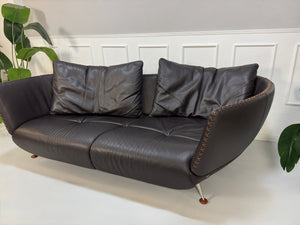 Gebrauchtes De Sede DS102 Designer Leder Sofa in der Farbe Braun vor einer Wand, stilvoll und modern eingerichtet.