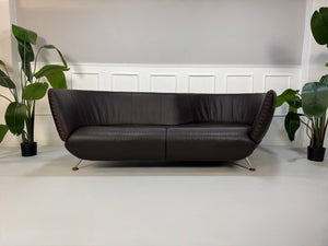 Gebrauchtes De Sede DS102 Designer Leder Sofa in der Farbe Braun vor einer Wand, stilvoll und modern eingerichtet.