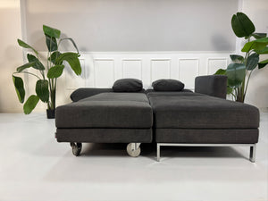 Gebrauchtes Brühl FourTwo Designer Stoff Sofa in der Farbe Grau vor einer Wand, stilvoll und modern eingerichtet.