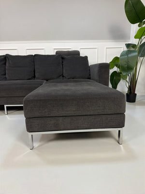 Gebrauchtes Brühl FourTwo Designer Stoff Sofa in der Farbe Grau vor einer Wand, stilvoll und modern eingerichtet.