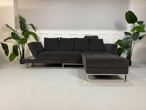 Gebrauchtes Brühl FourTwo Designer Stoff Sofa in der Farbe Grau vor einer Wand, stilvoll und modern eingerichtet.