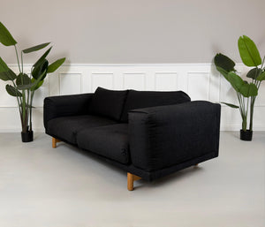Gebrauchtes Muuto Rest Designer Stoff Sofa in der Farbe Grau vor einer Wand, stilvoll und modern eingerichtet.