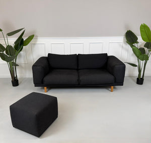 Gebrauchtes Muuto Rest Designer Stoff Sofa in der Farbe Grau vor einer Wand, stilvoll und modern eingerichtet.