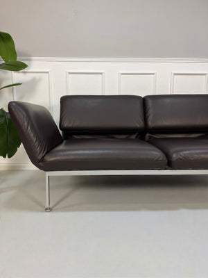 Gebrauchtes Brühl Roro Designer Leder Sofa in der Farbe Braun vor einer Wand, stilvoll und modern eingerichtet.