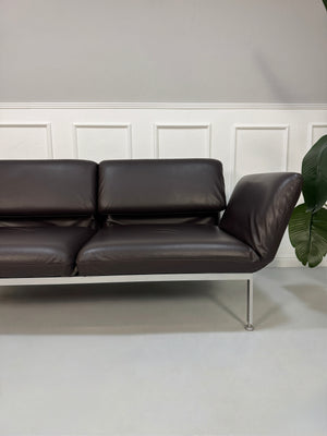 Gebrauchtes Brühl Roro Designer Leder Sofa in der Farbe Braun vor einer Wand, stilvoll und modern eingerichtet.
